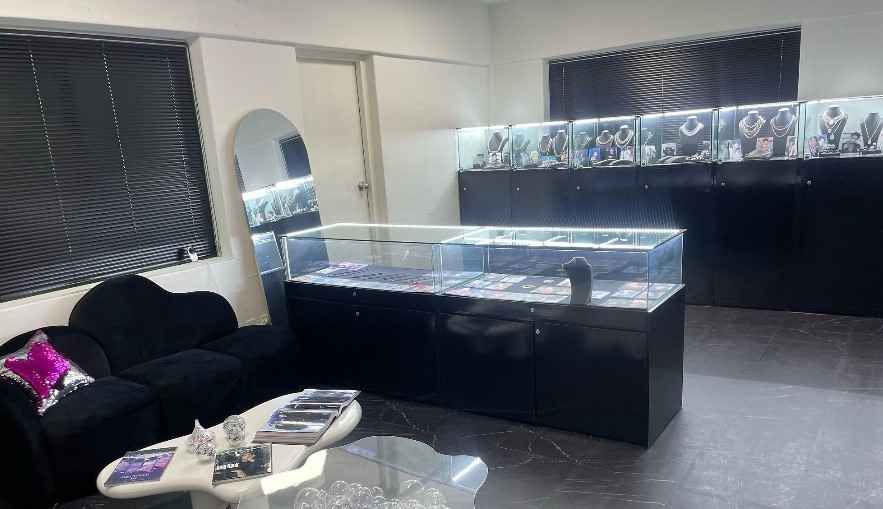 Wooing [Tax Refund Shop](우잉)