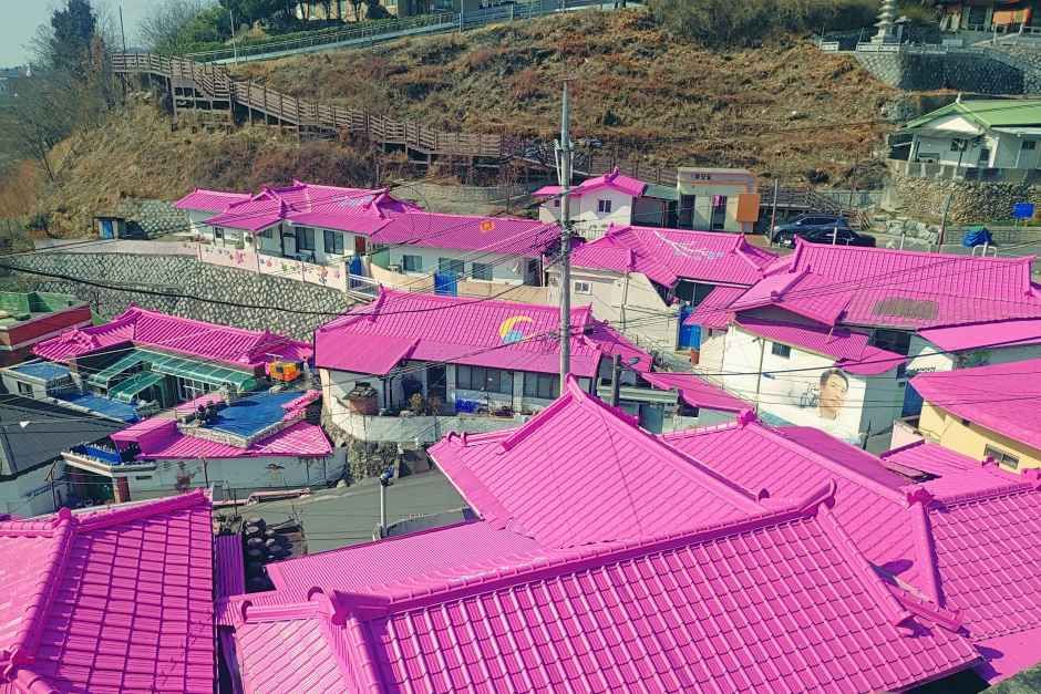 ピンク色の町並みが「映える」と近ごろ再び人気急上昇の新世洞壁画村