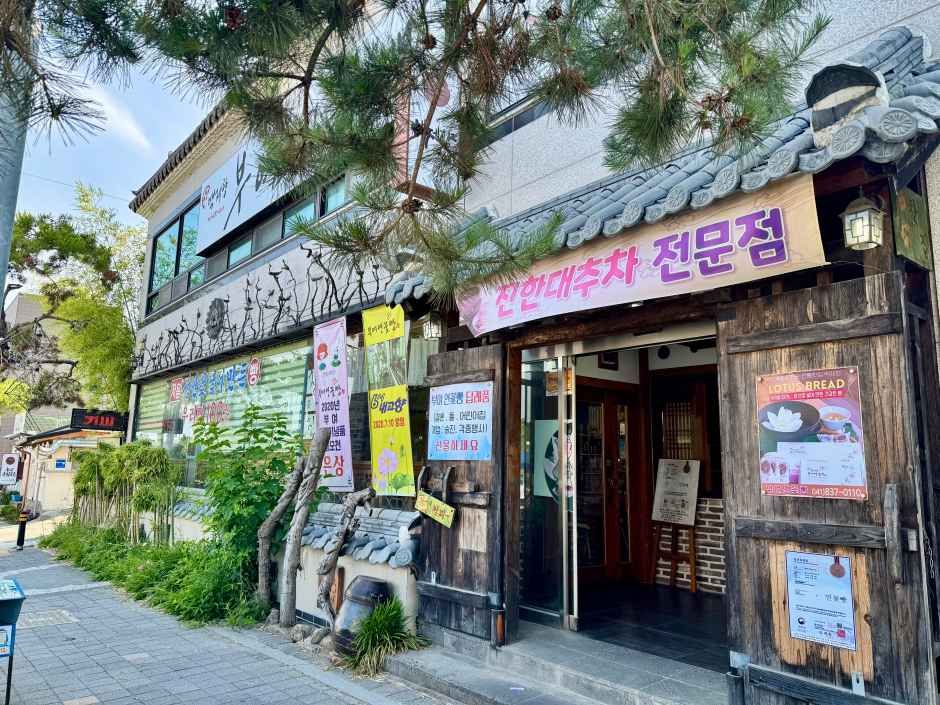 お茶菓子はお店で製造販売している蓮の花パン