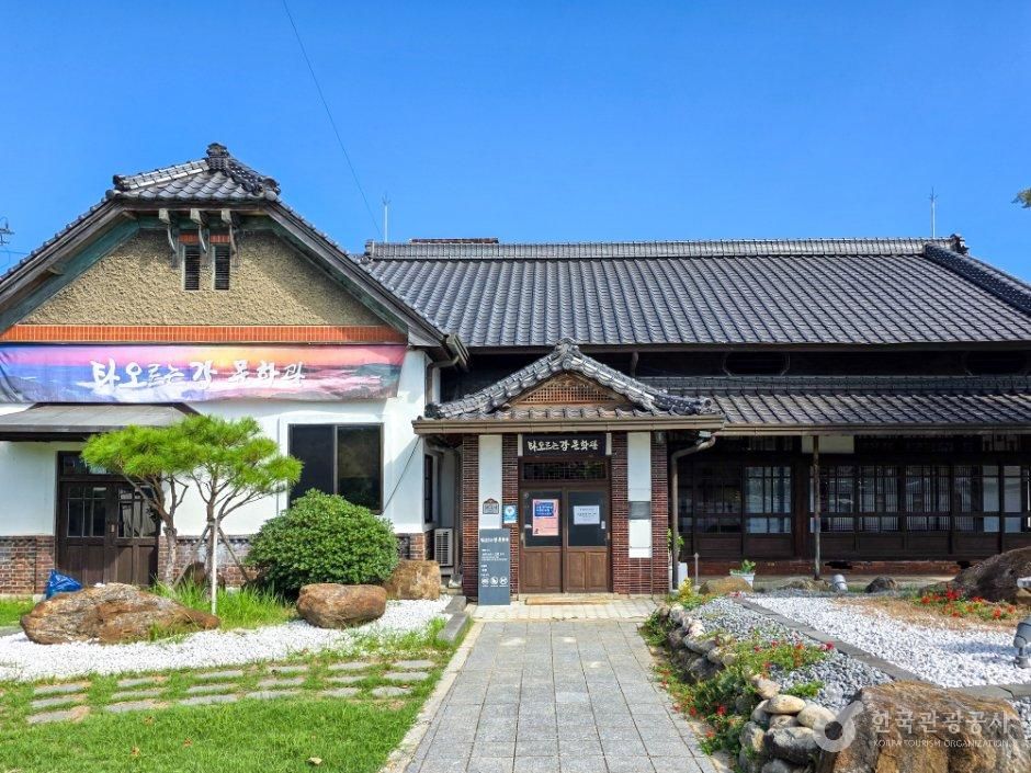 타오르는 강 문학관