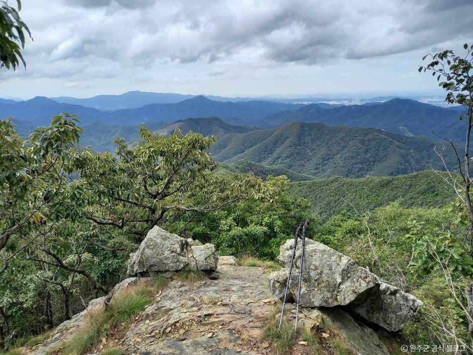 万徳山