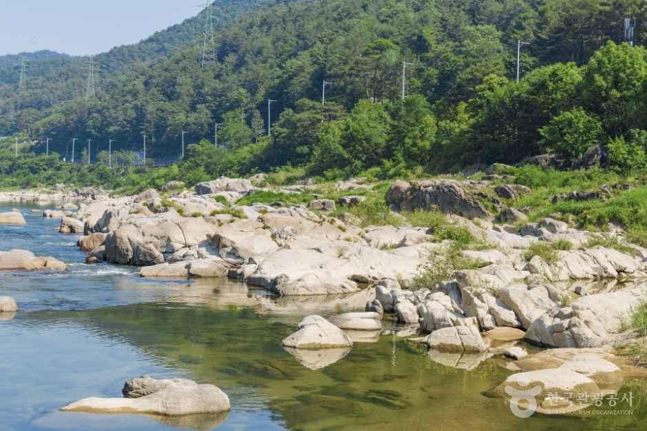 인제_내린천 포트홀 (강원평화지역 국가지질공원) (4).jpg