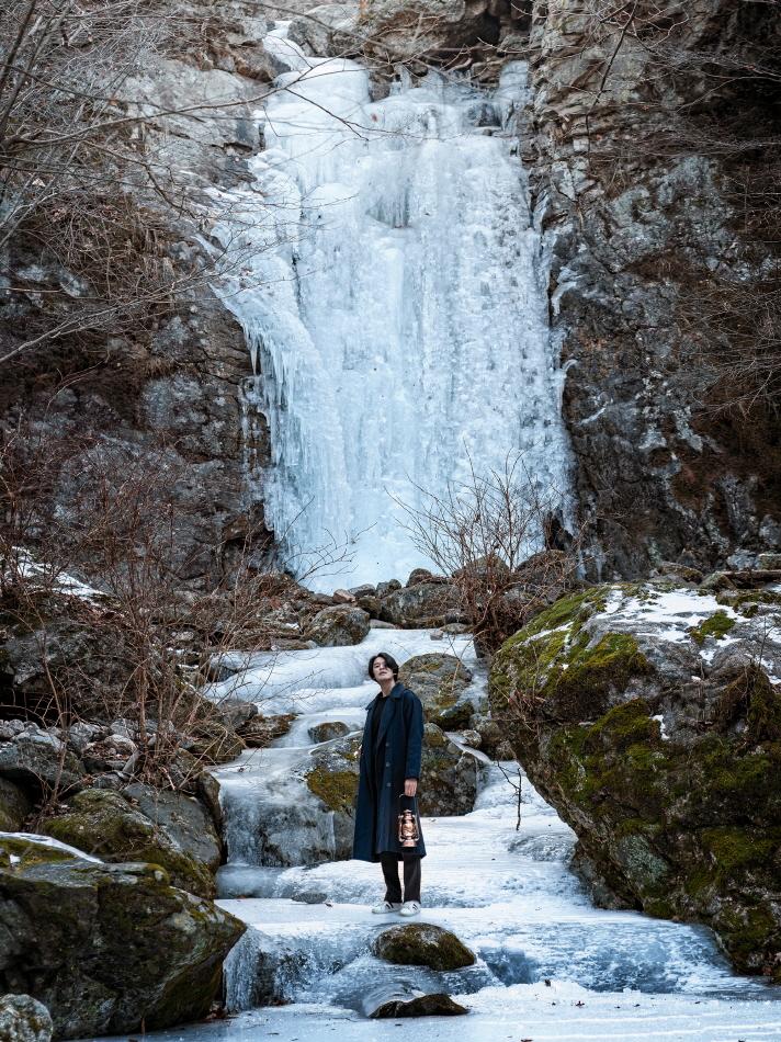 極寒の寒さで凍りつく梅月台瀑布