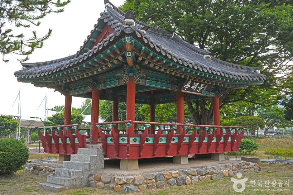 陰城 鏡湖亭