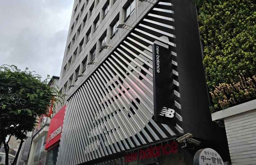 New Balance Myeongdong Branch[Tax Refund Shop](뉴발란스 명동점)