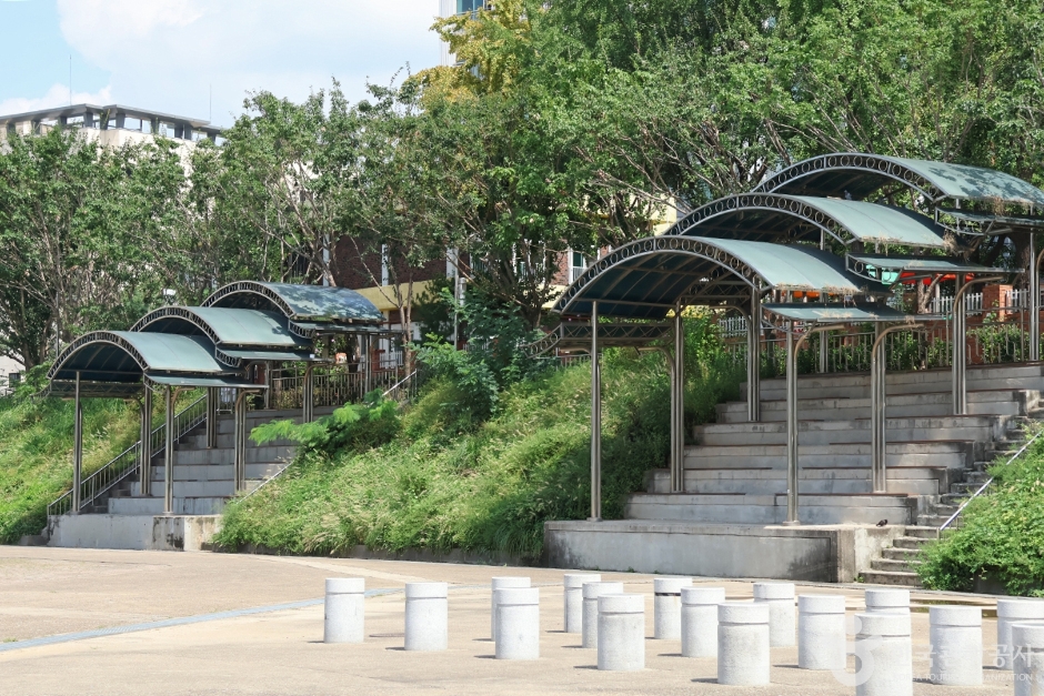 Mangwon Retention Basin Sports Park