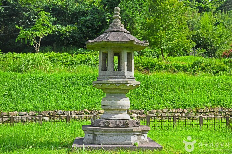 Stone Lantern at Gaeseonsa Temple Site, Damyang