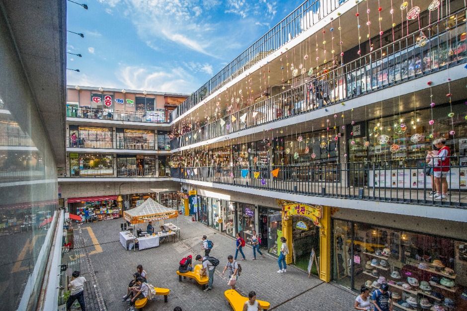  Insadong StreetⓒInsadong Street (Credit: Korea Tourism Organization Photo Gallery, Live Studio)