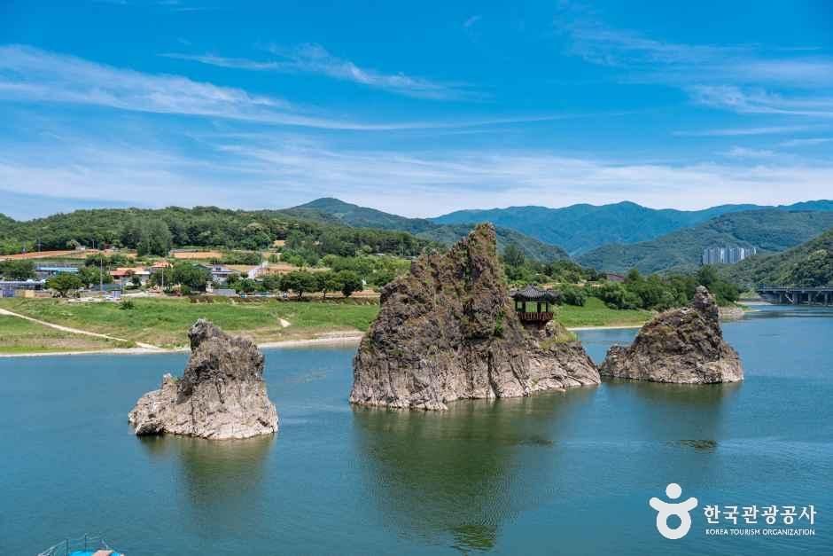 도담삼봉 - 충청북도 단양군 매포읍 삼봉로 644 관광 명소