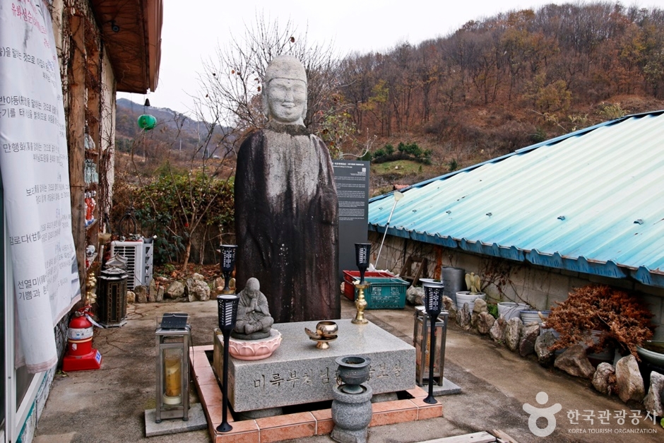 忠州 池塘里 石造如来立像