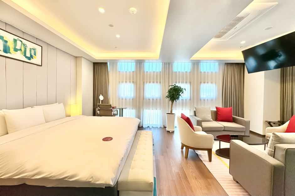 부산_라마다 앙코르 바이윈덤 부산역 호텔 퍼스트 스위트 (1).jpg