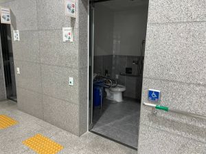 카페우리_카페 왼편 복지관 건물 내 장애인 화장실 외부 미리보기