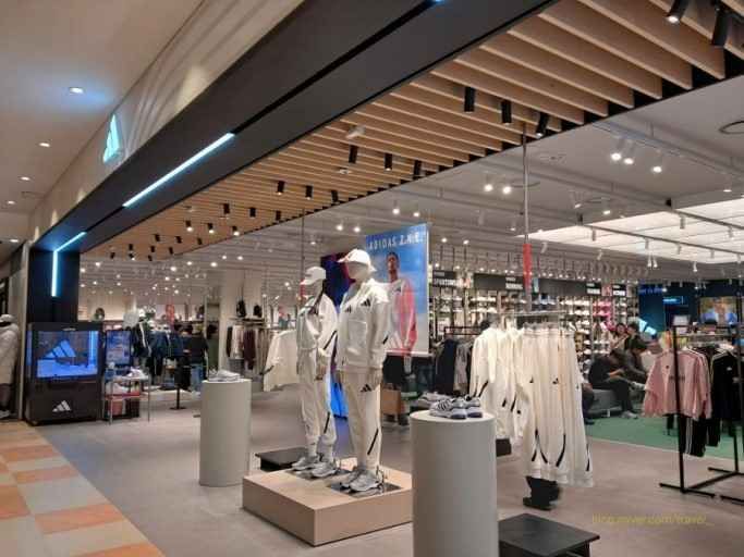 [事後免税店] adidas（アディダス）・ロッテアウトレットクァンジュスワン（光州水莞）店(아디다스 롯데아울렛 광주수완점)