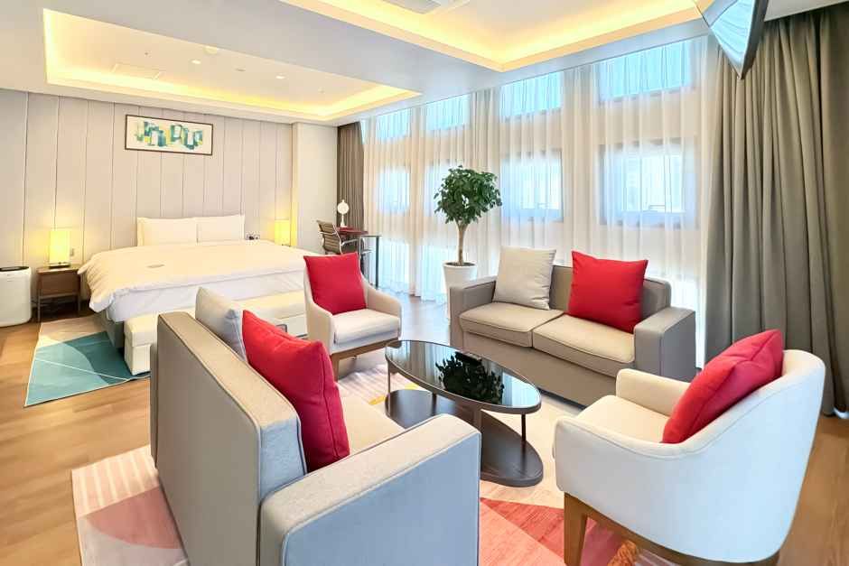 부산_라마다 앙코르 바이윈덤 부산역 호텔 퍼스트 스위트 (2).jpg
