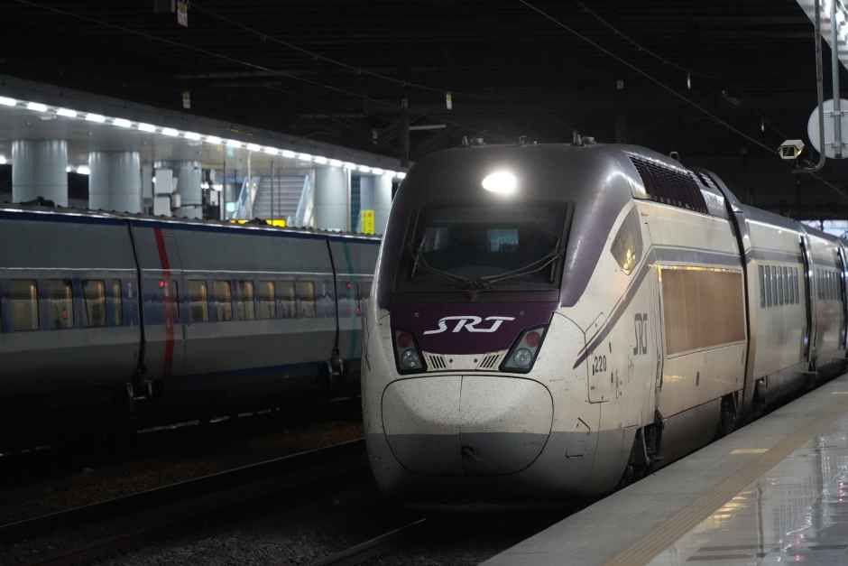 釜山駅に到着のソウル発KTX193号と水西発SRT349号
