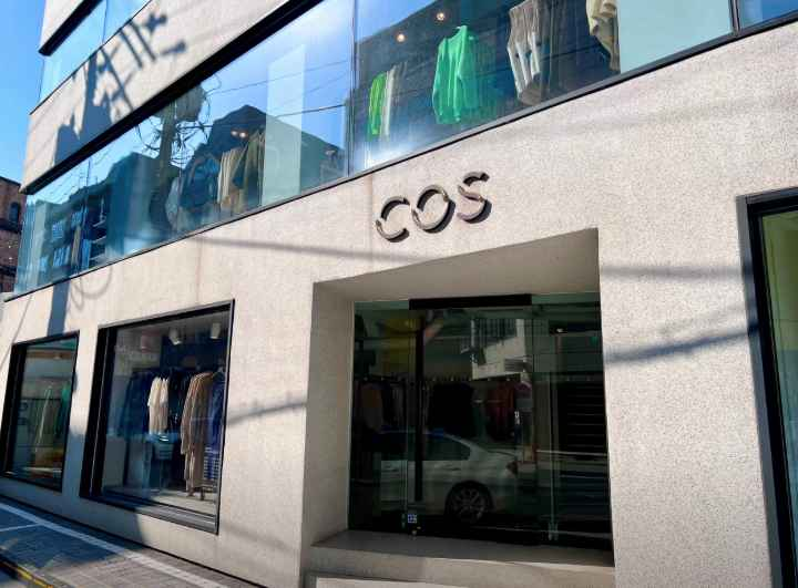 COS Sinsa Garosu-gil Branch [Tax Refund Shop](COS 신사가로수점)