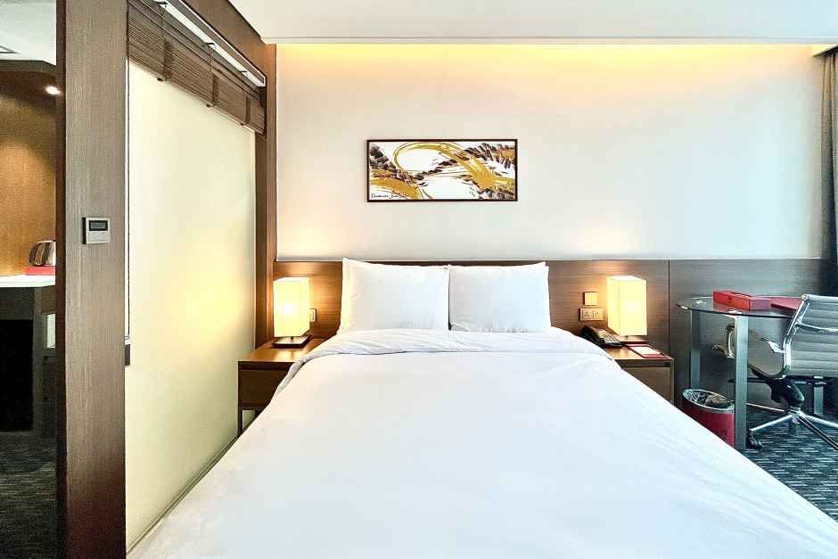 부산_라마다 앙코르 바이윈덤 부산역 호텔 프리미엄 더블 (2).jpg