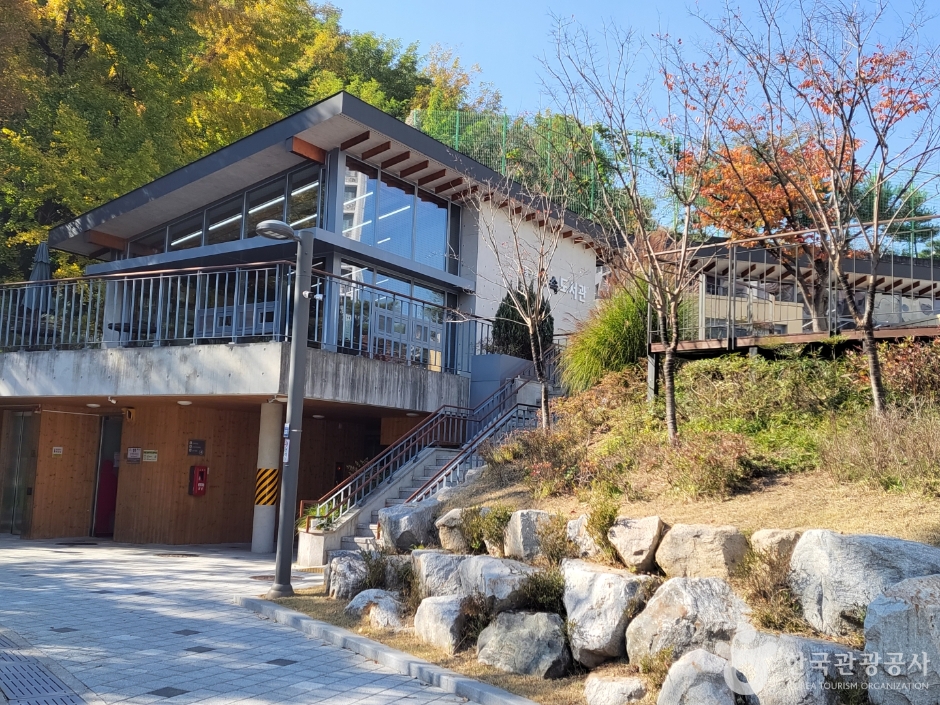 城東区立梅峰山森の図書館