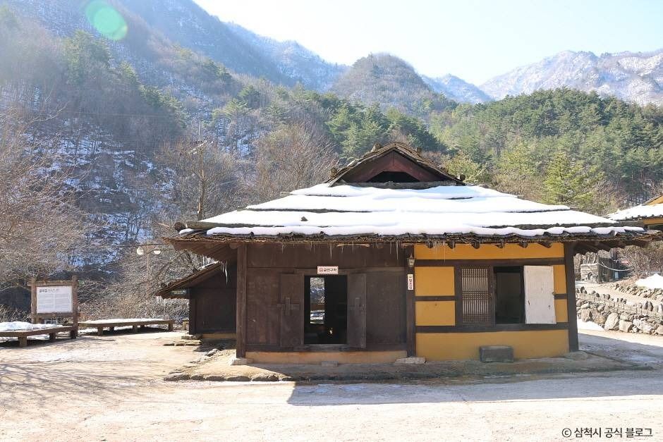三陟 新里 木板屋根の家と民俗遺物
