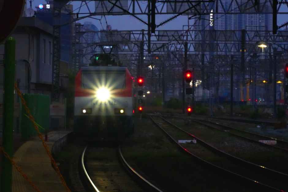 釜山駅構内へ入線するソウル発無窮花1157号