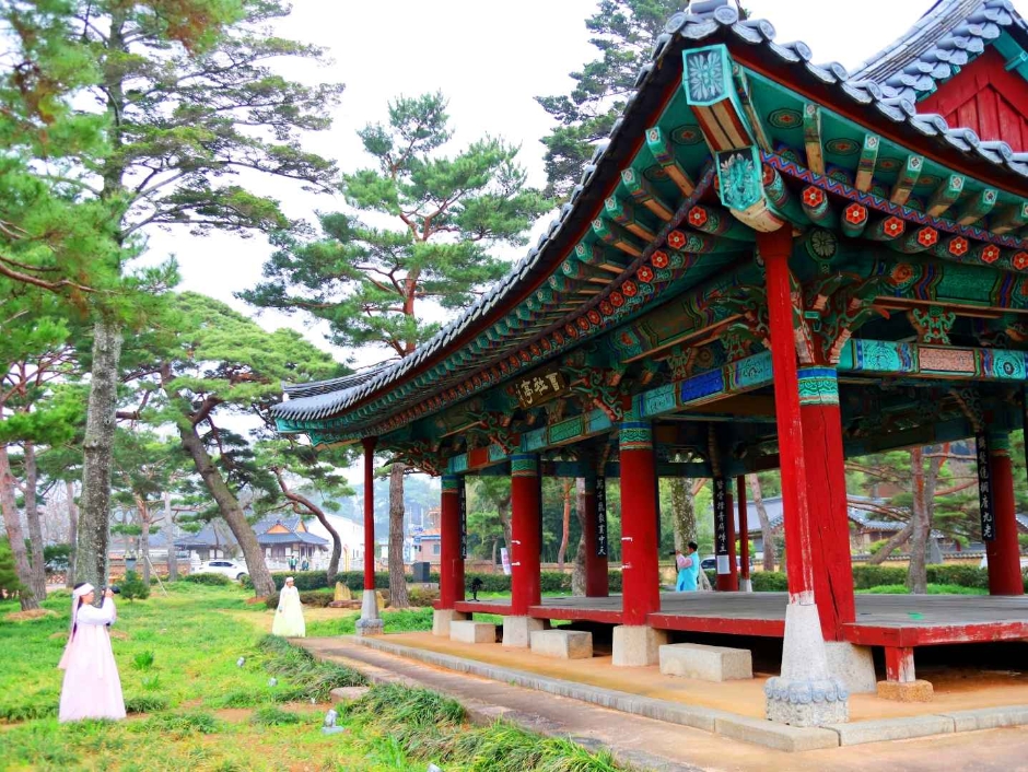 穿韩服悠然自得（Goyeong Co., Ltd.）