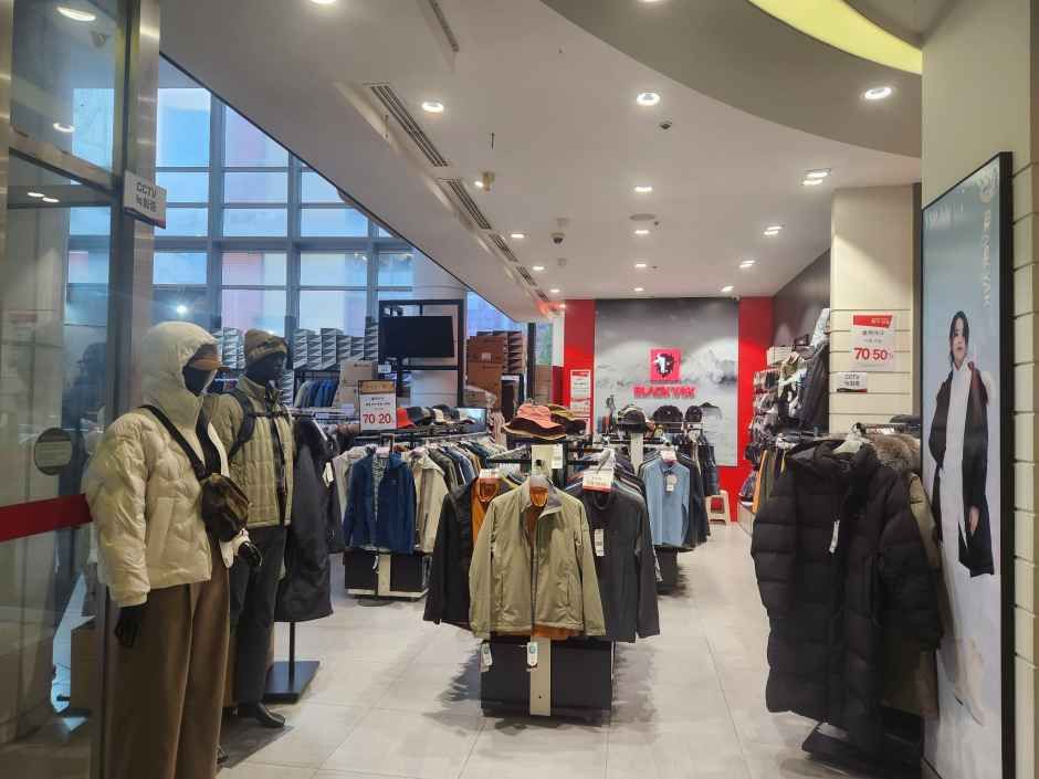 Black Yak - Mario Outlet Building 2 Branch [Tax Refund Shop] (블랙야크 마리오아울렛 2관점)