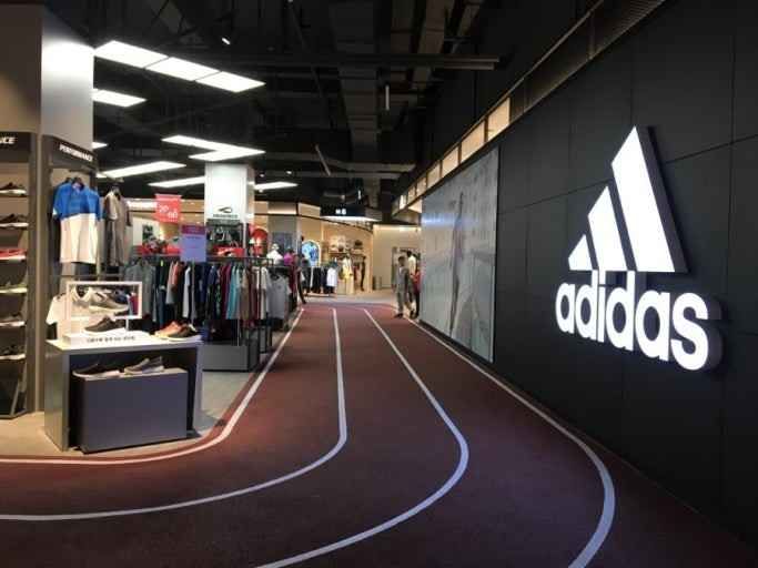 [事後免税店] adidas（アディダス）・ロッテモールクンサン（群山）店(아디다스 롯데몰 군산점)