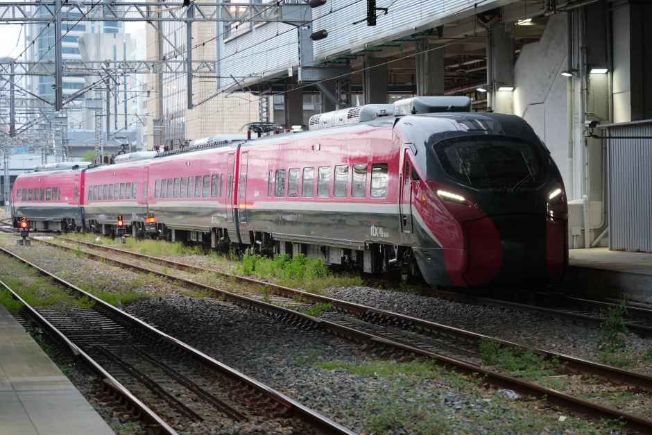 ホーム入線時と出発を待つ釜山発東大邱行きITX-マウム1146号。釜山駅の橋上駅舎下停車中の時は蛍光灯が車両上部に反射して映ってしまうので注意！