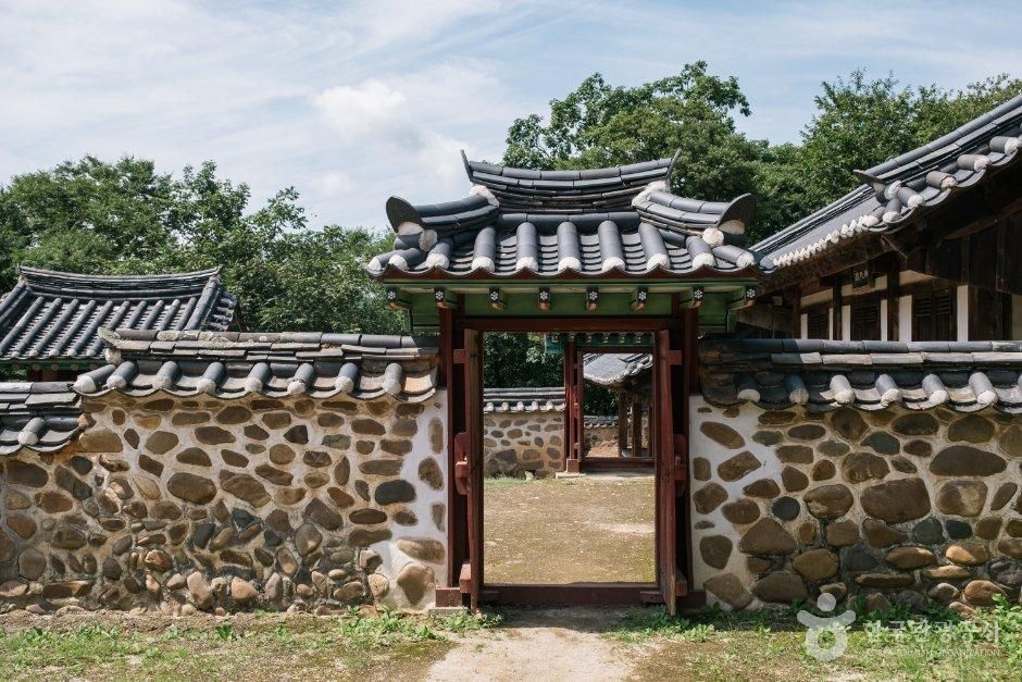 경기_연천_숭의전지_외부_6.jpg