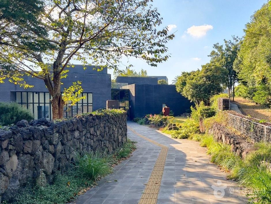 제주_제주_김창열미술관_외부_2.jpg