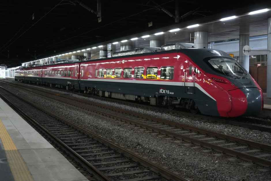 ホーム入線時と出発を待つ釜山発東大邱行きITX-マウム1146号。釜山駅の橋上駅舎下停車中の時は蛍光灯が車両上部に反射して映ってしまうので注意！