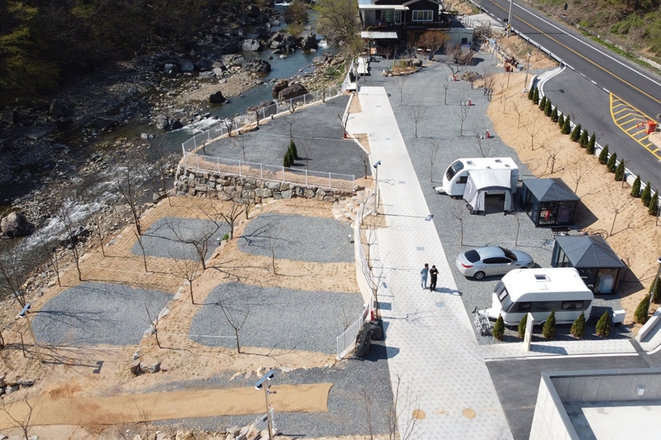 川を渡って森へ オートキャンプ場