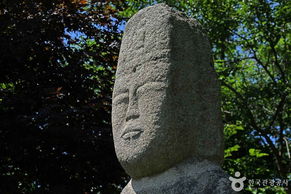 瑞山余美里石佛立像