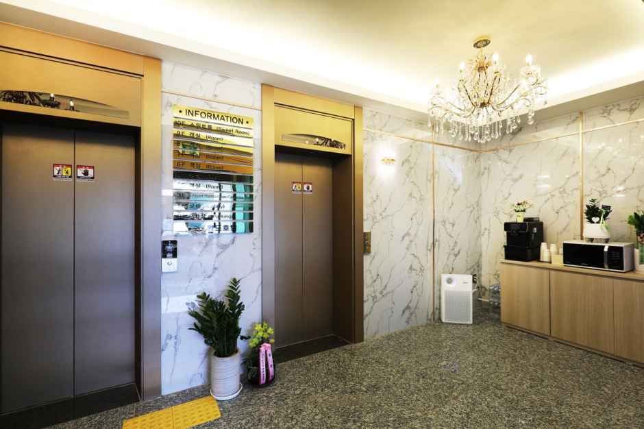 화성_월드관광호텔_로비 (2).jpg