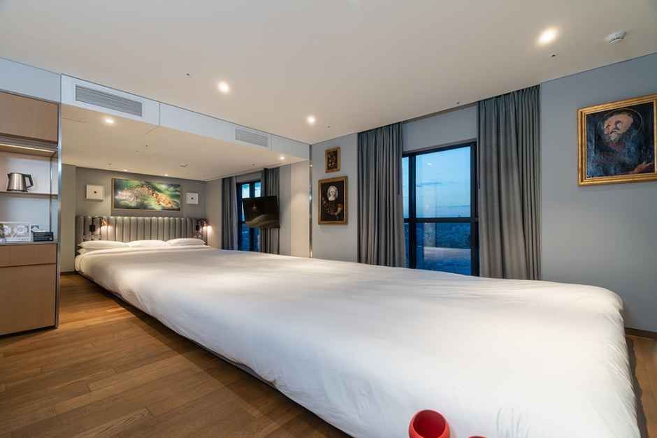 서울_라이즈오토그래프컬렉션_CURATOR SUITE (1).jpg
