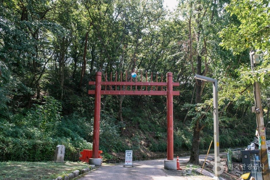 경기_연천_숭의전지_외부_1.jpg