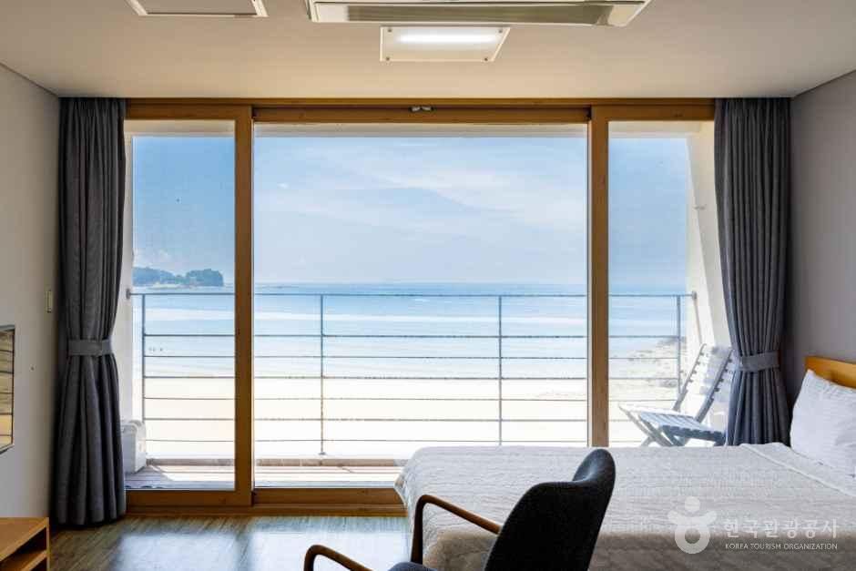 태안_베이브리즈가족호텔_A타입 침대 (1).jpg