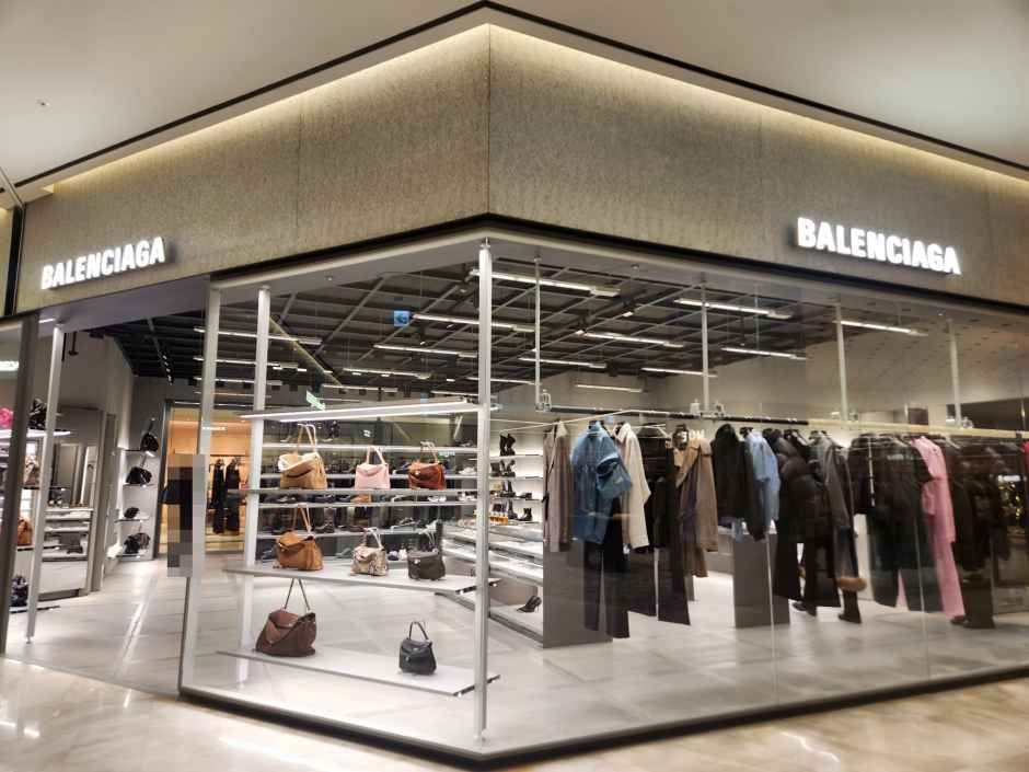 Balenciaga 现代百货判桥店
