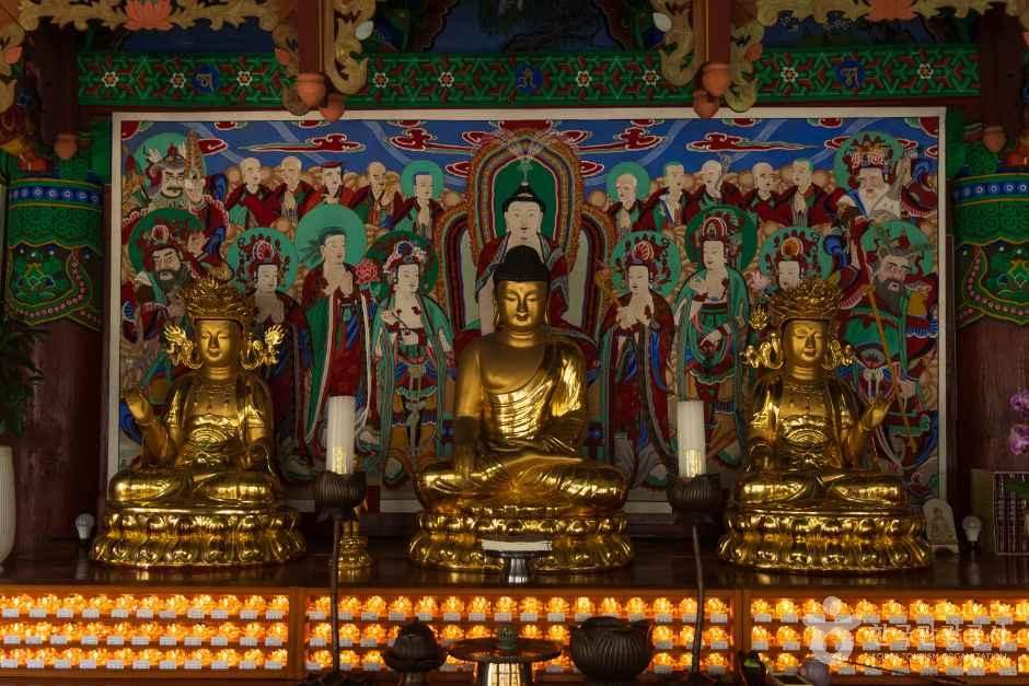 충남_예산_화암사_내부_2.jpg
