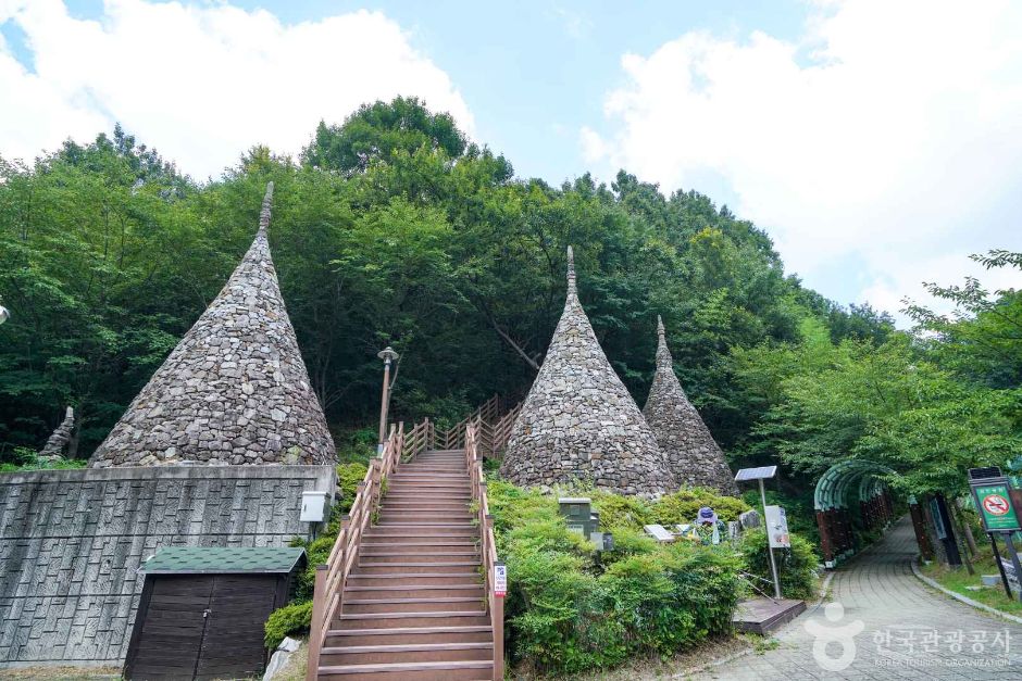 八龙山石塔