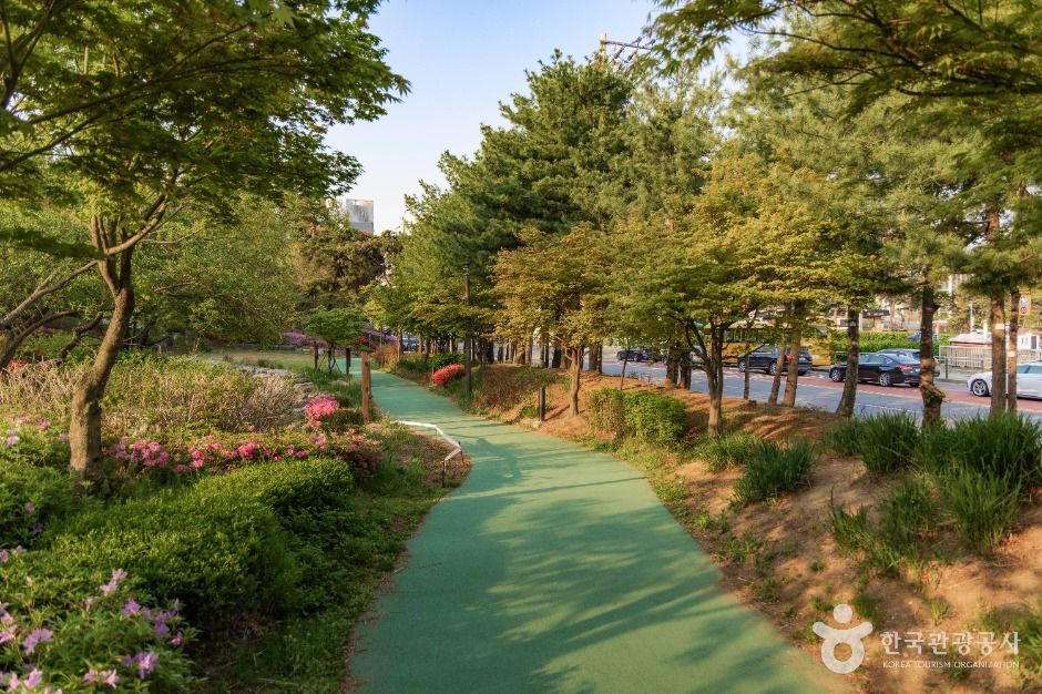Iljasan Neighborhood Park