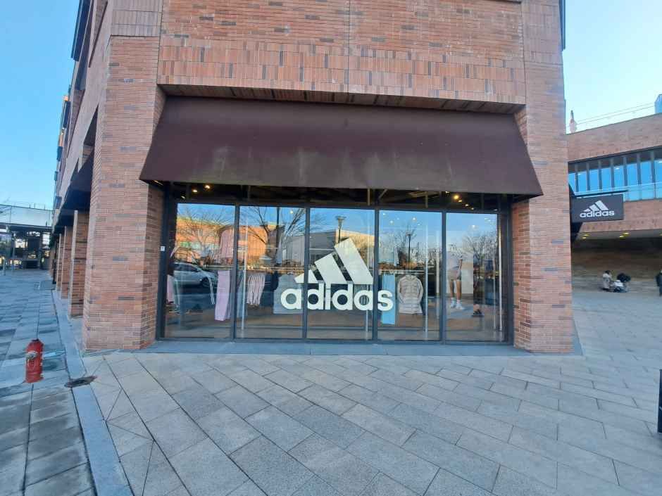 [事後免税店] adidas（アディダス）・ロッテプレミアムアウトレットパジュ（坡州）店(아디다스 롯데프리미엄아울렛 파주점)