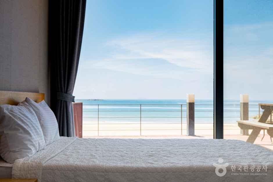 태안_베이브리즈가족호텔_B타입 침대 (1).jpg