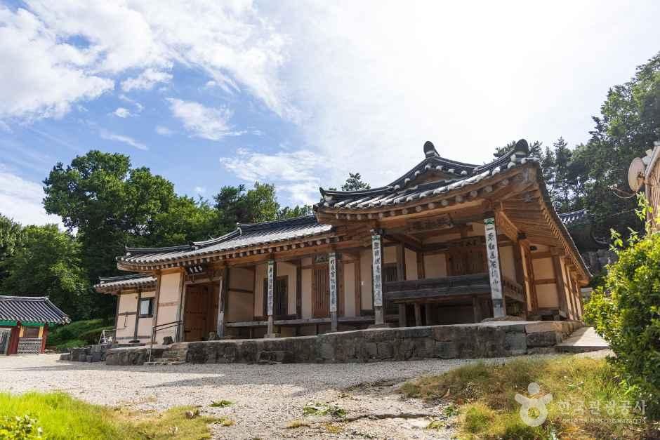 충남_예산_화암사_외부_2.jpg