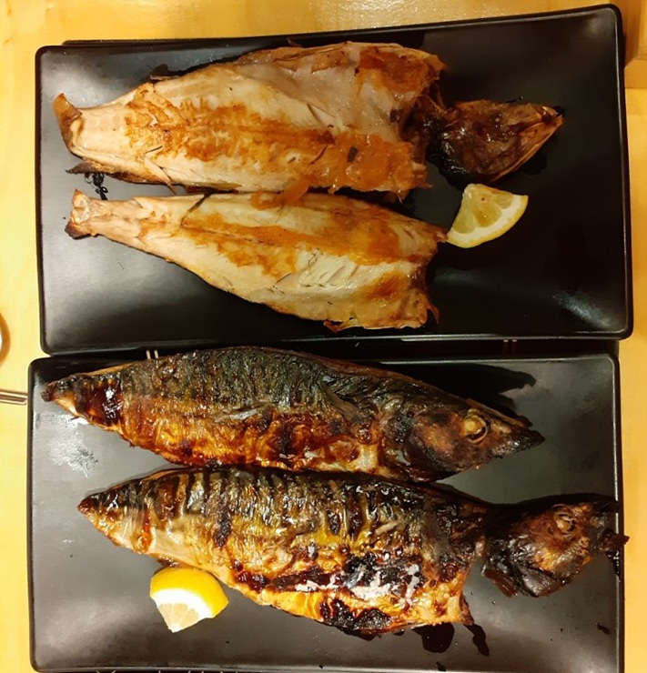 火床の上のサバ
