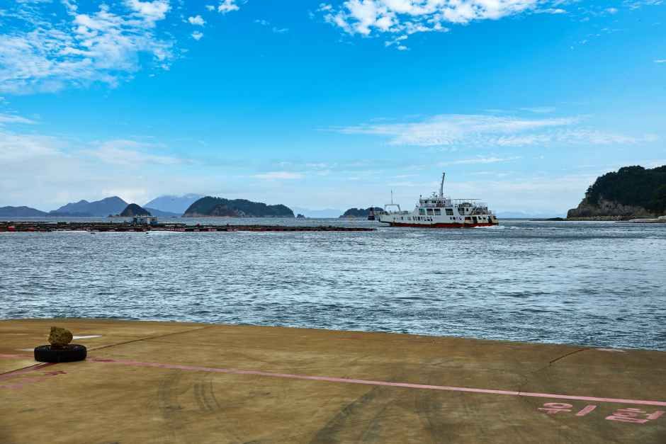 Yeonhwado Quay (연화도 선착장)