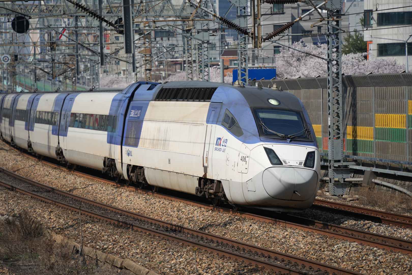 フォトゾーン前を通過する龍山発木浦行きKTX-山川4041号