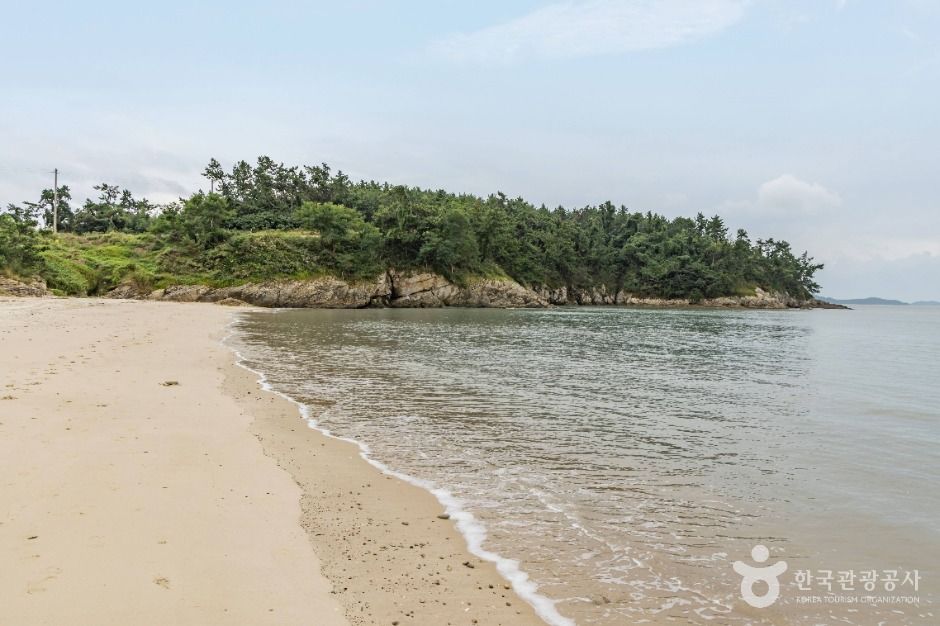 Seolleomi Beach