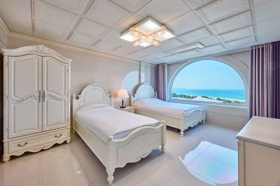 Отель Donghae Medical Spa Convention Hotel (동해보양온천컨벤션호텔)