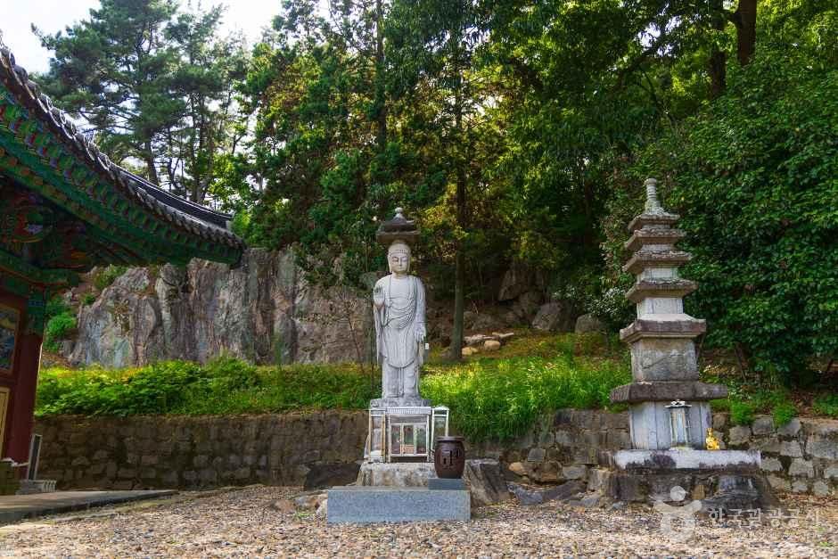 충남_예산_화암사_외부_7.jpg